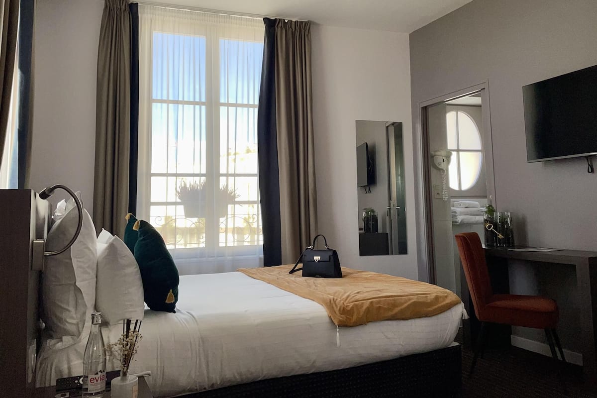 Standaard kamer, 1 tweepersoonsbed, niet-roken | Een kluis op de kamer, geluiddichte muren, gratis wifi, beddengoed