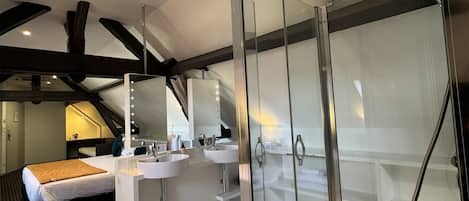 In-room safe, soundproofing, free WiFi, bed sheets