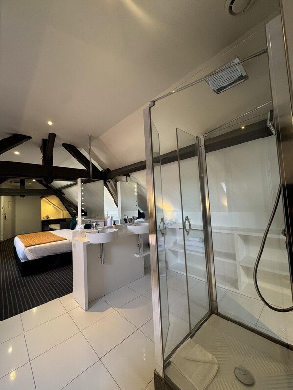In-room safe, soundproofing, free WiFi, bed sheets - Best Western Blois Chateau (Blois)