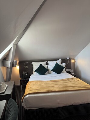 Habitación estándar, 1 cama individual, para no fumadores | Baño | Regadera, secadora de cabello, toallas 