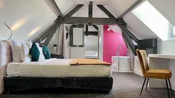 In-room safe, soundproofing, free WiFi, bed sheets