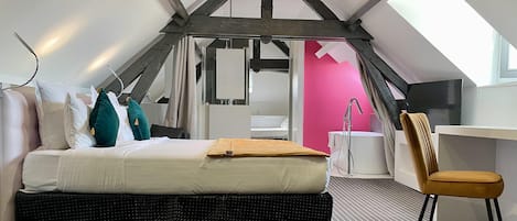 In-room safe, soundproofing, free WiFi, bed sheets