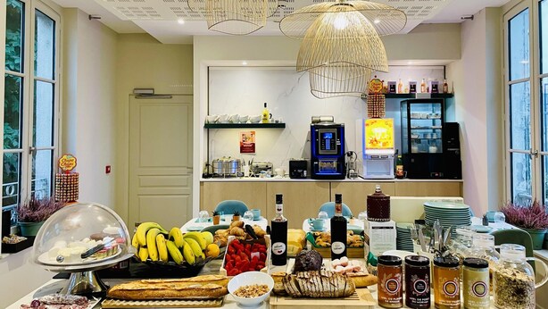Ein reichhaltiges Buffet mit verschiedenen Speisen und einer Kaffeemaschine.