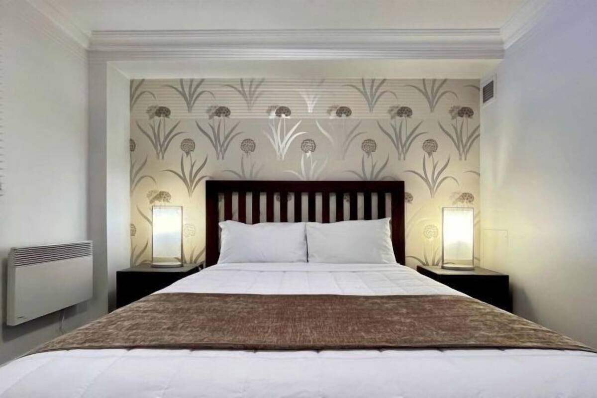 Tabla de planchar con plancha, wifi gratis y ropa de cama 