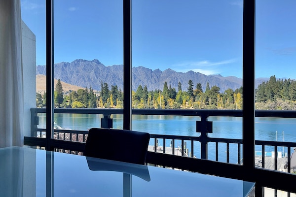 Appartement Standard, 2 chambres, vue lac | Coin séjour | Télévision de 40 pouces avec chaßnes par satellite, cheminée