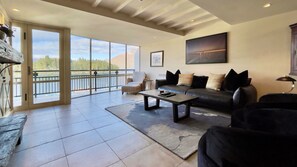 Executive-Penthouse, 2 Schlafzimmer | Wohnbereich | 40-Zoll-Fernseher mit Satellitenempfang, Kamin