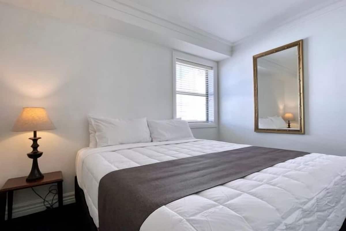 2 bedrooms, iron/ironing board, free WiFi, bed sheets