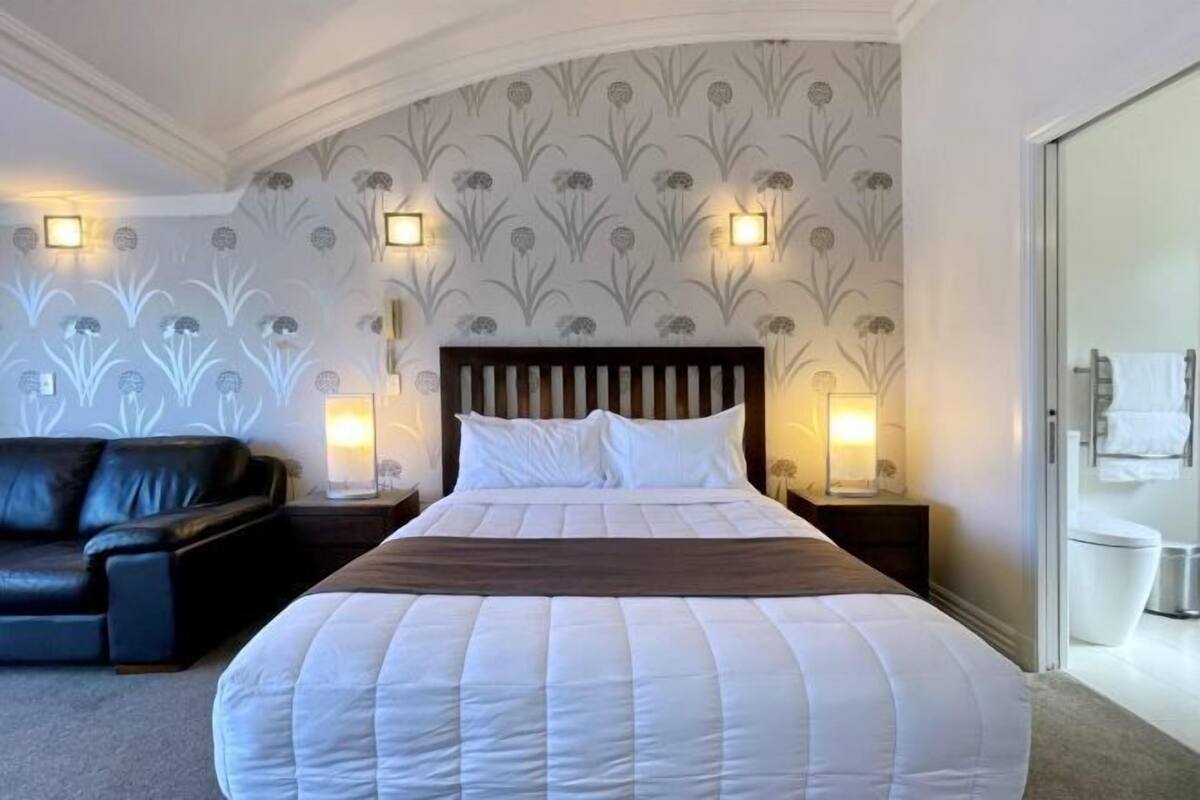 Tabla de planchar con plancha, wifi gratis y ropa de cama 