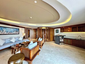 套房, 1 间卧室, 海洋景观 | 羽绒被、迷你吧、客房内保险箱、办公桌