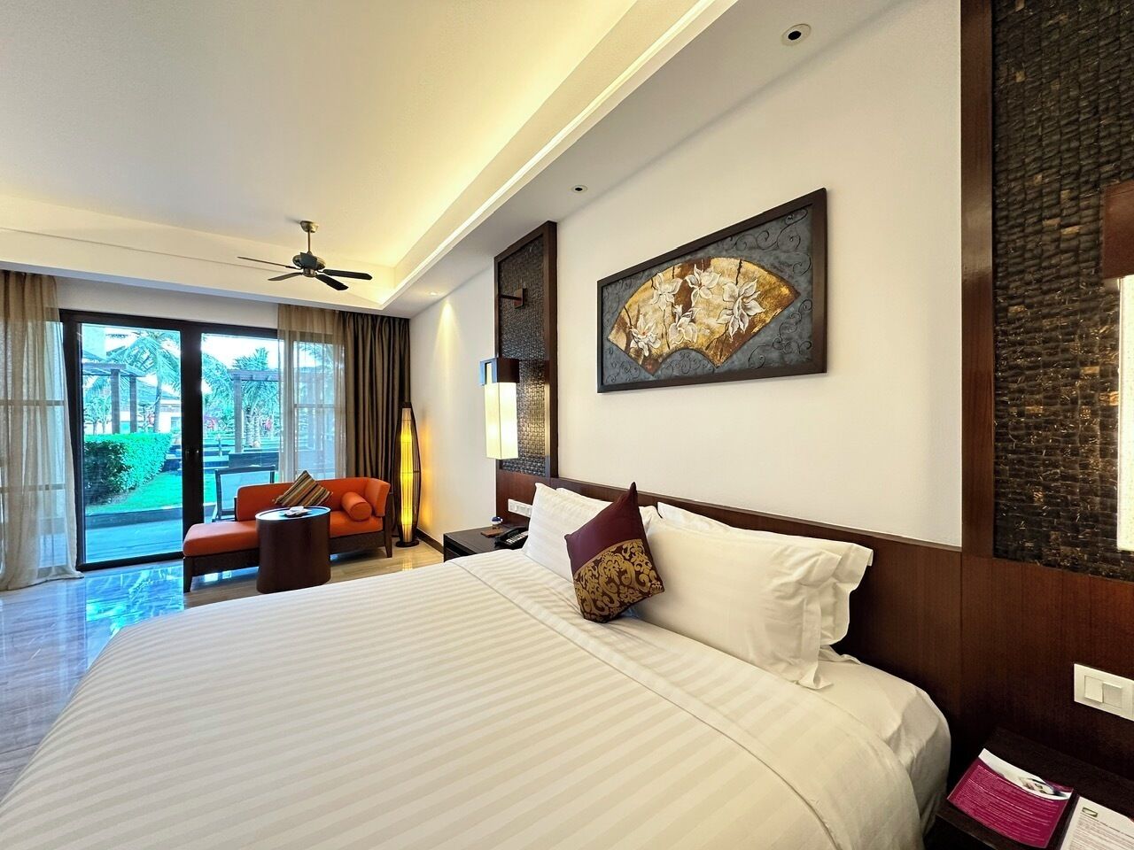 Rom – premium, 1 kingsize-seng | Dundyner, minibar, safe på rommet og skrivebord