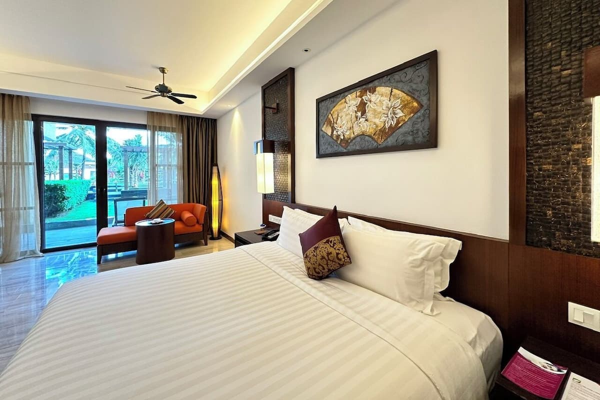 Premium Room, 1 King Bed | 1 bedroom, down comforters, minibar, in-room safe