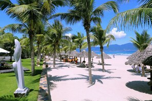 Playa privada, camastros, sombrillas y toallas de playa 