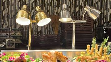 2 restaurants, breakfast served