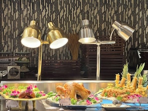 2 restaurants, breakfast served