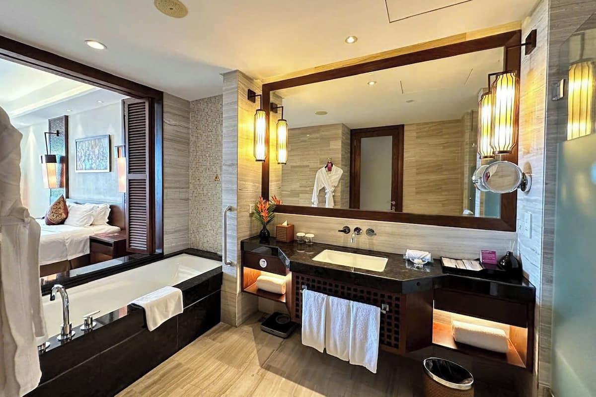 Separate bathtub and shower, deep-soaking bathtub, rainfall showerhead