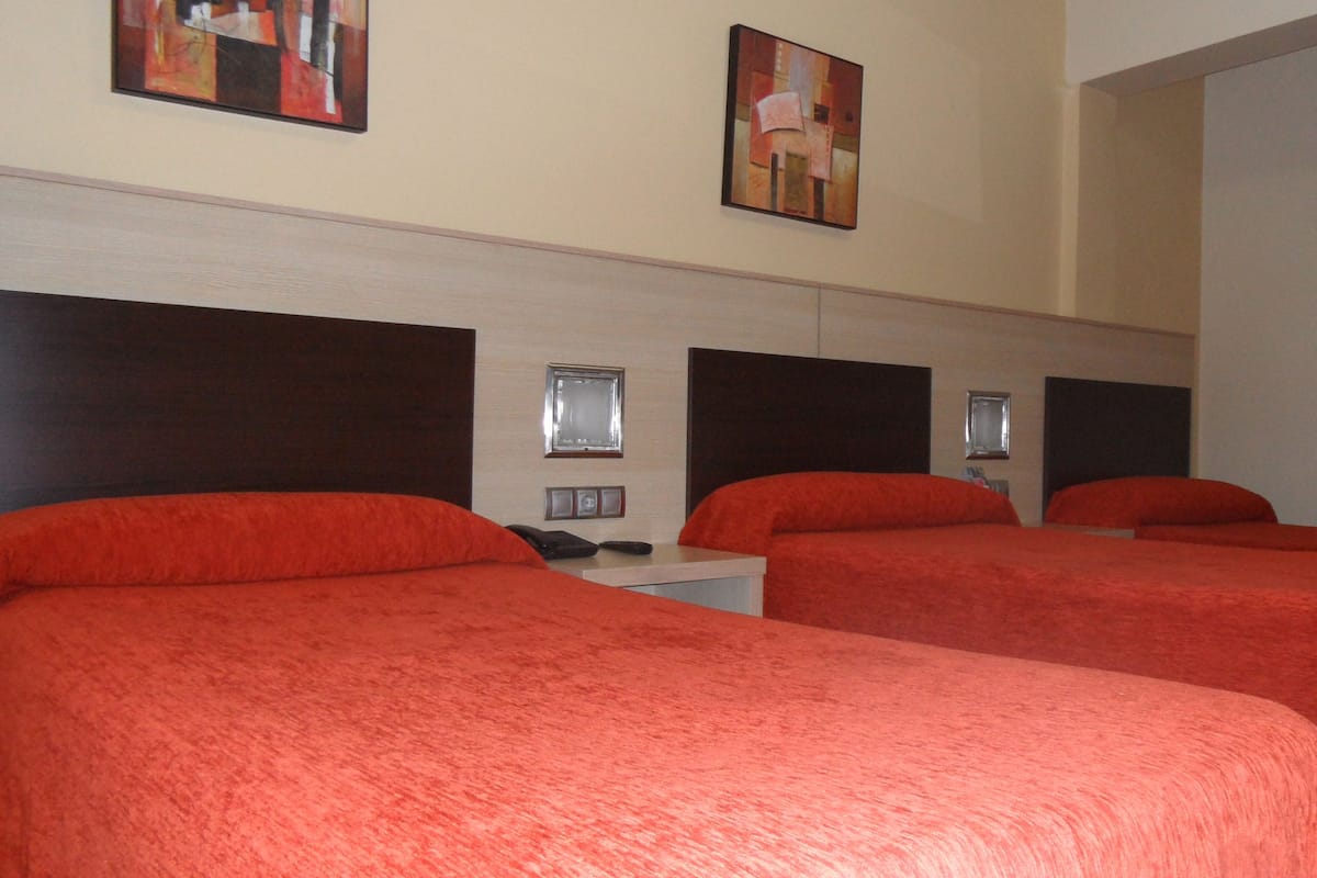 Premium bedding, in-room safe, desk, free cribs/infant beds