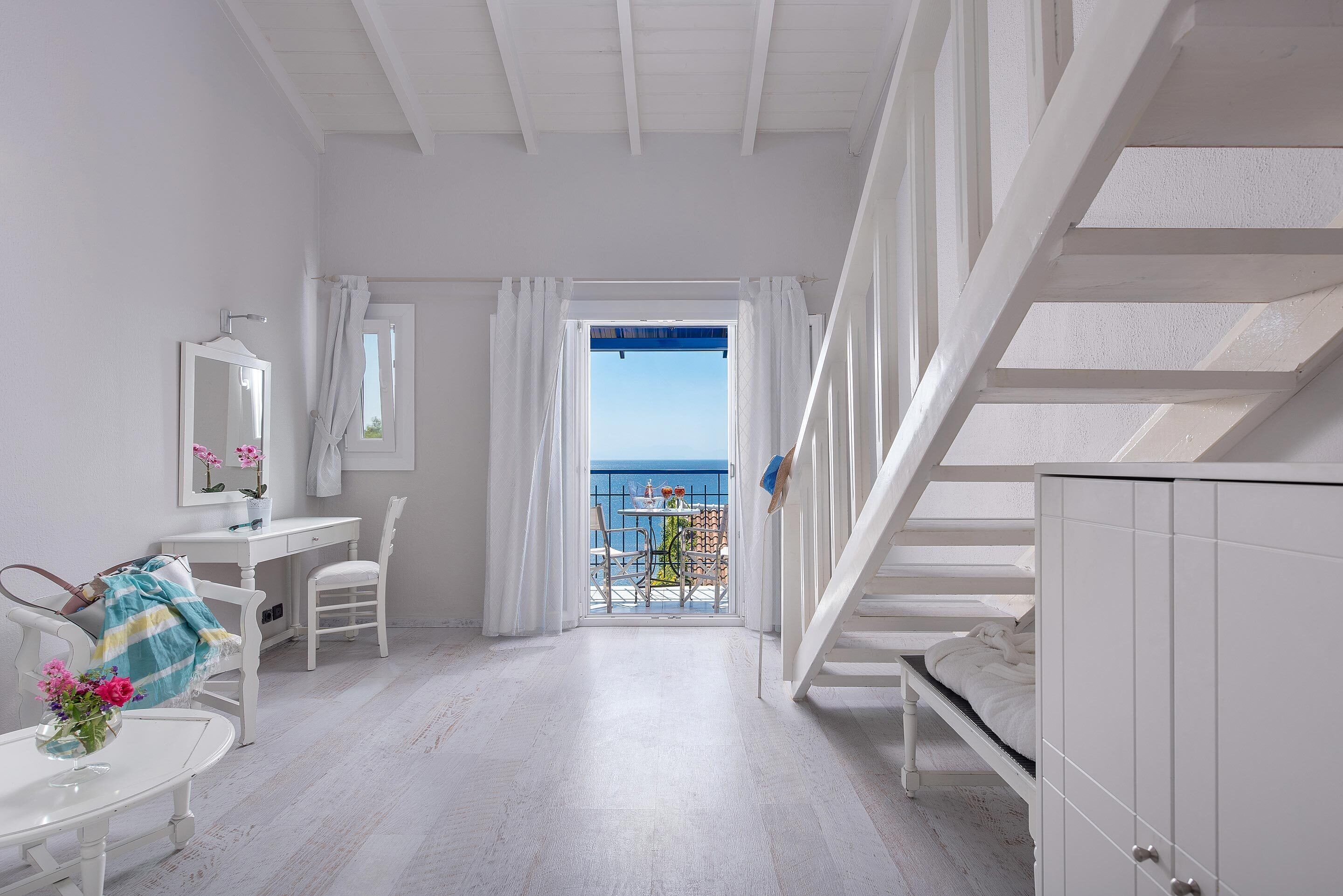 32-英寸电视（配备卫星频道）