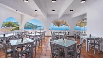 Café da manhã com buffet grátis todos os dias