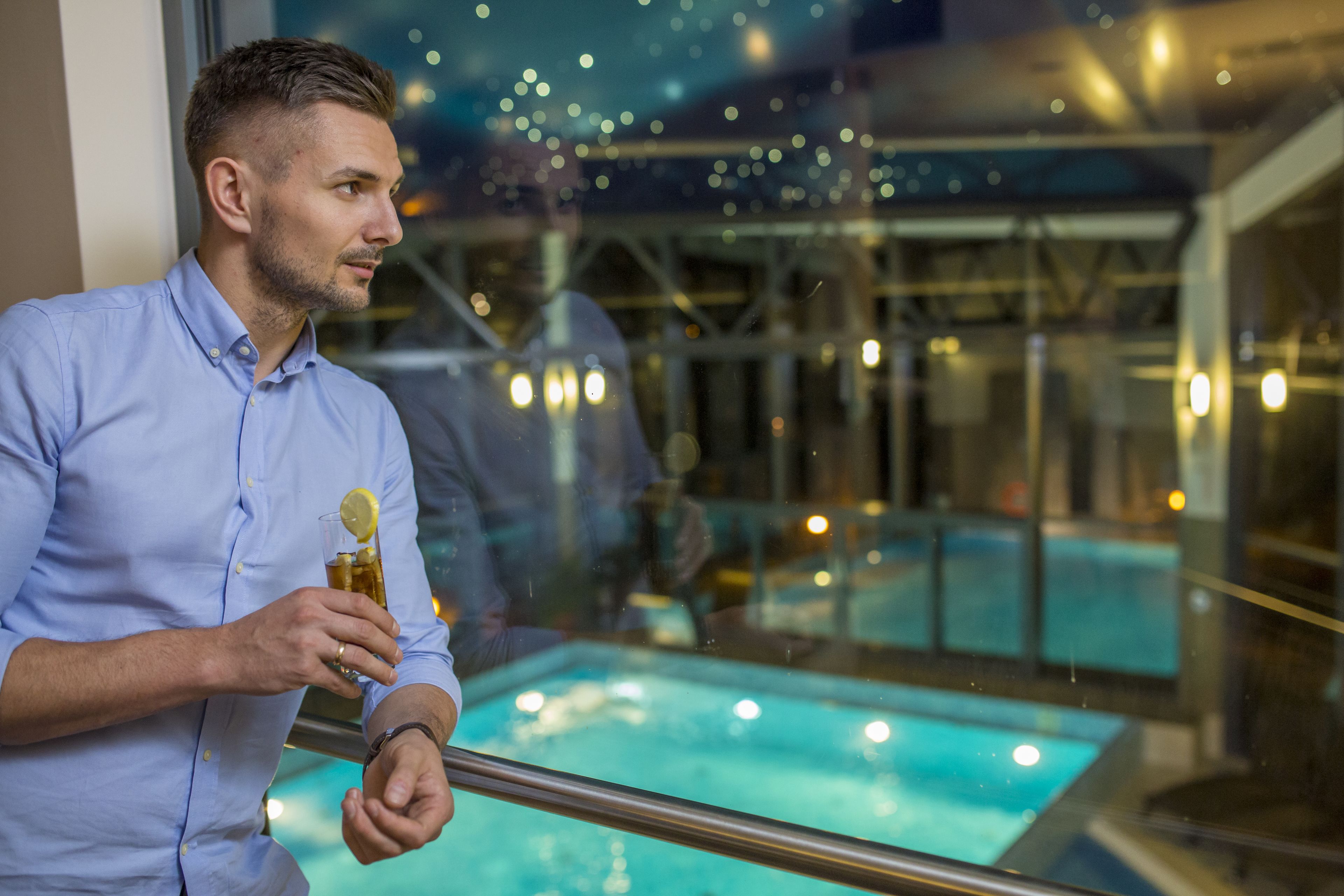 Inomhuspool och solstolar