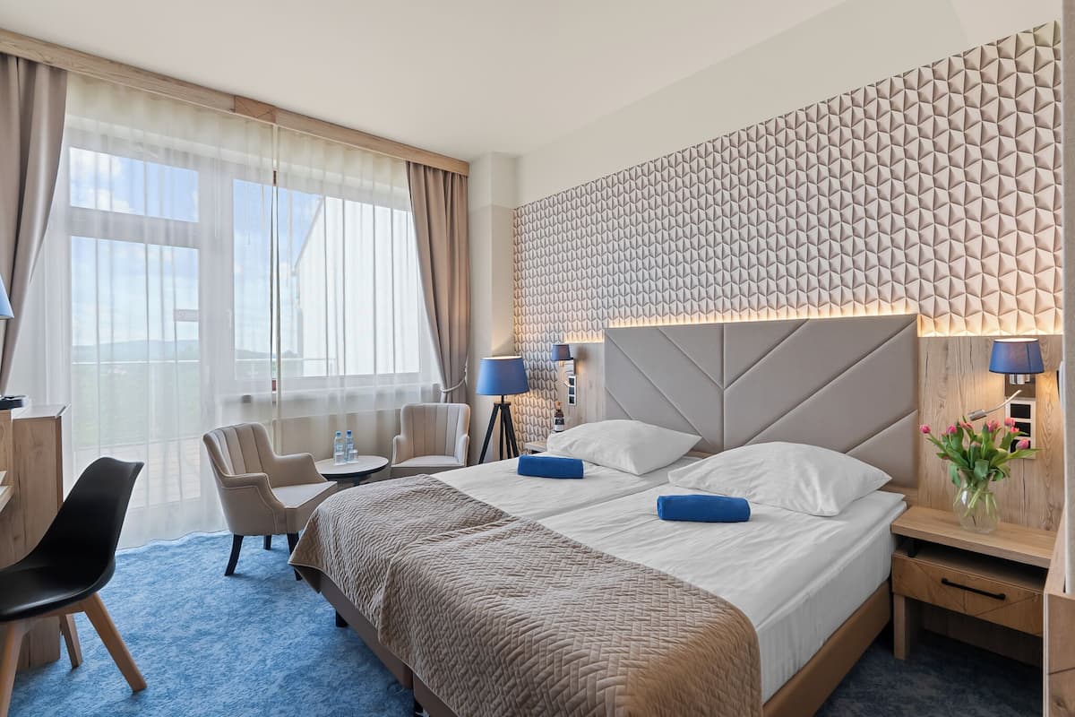 Een minibar, een kluis op de kamer, een bureau, gratis wifi