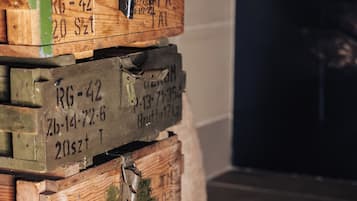Una pila de cajas de madera con etiquetas y un cierre metálico.