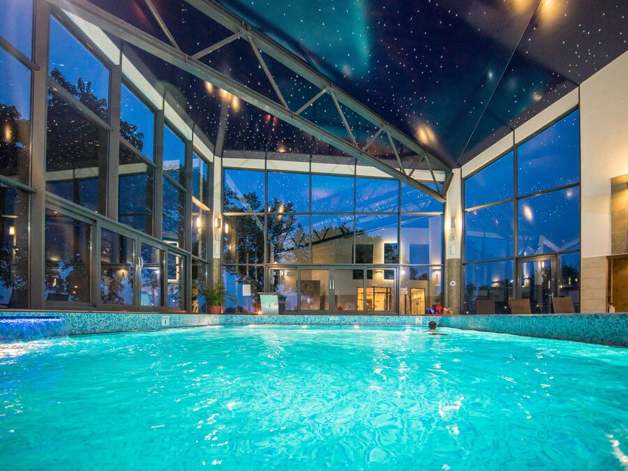 Inomhuspool och solstolar