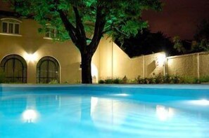 Piscine extérieure, chaises longues