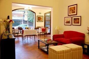 Se sirven desayunos, almuerzos y cenas; cocina argentina