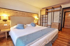 Minibar, caja fuerte, escritorio y cortinas opacas