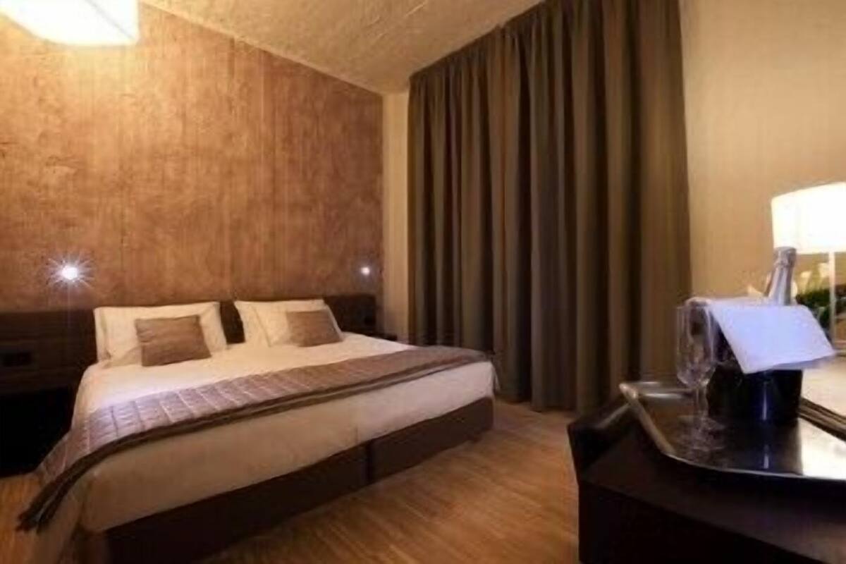 minibar, in-room safe, desk, iron/ironing board