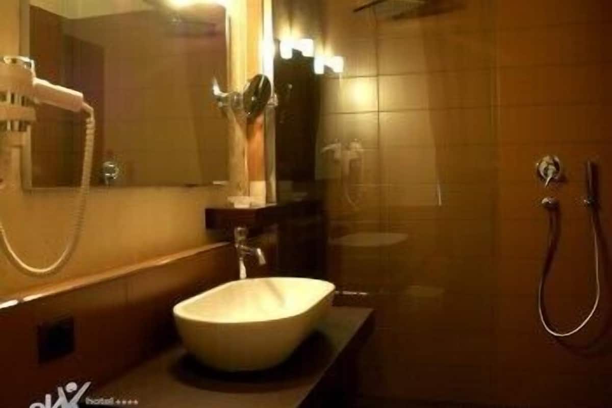 shower, free toiletries, hair dryer, slippers