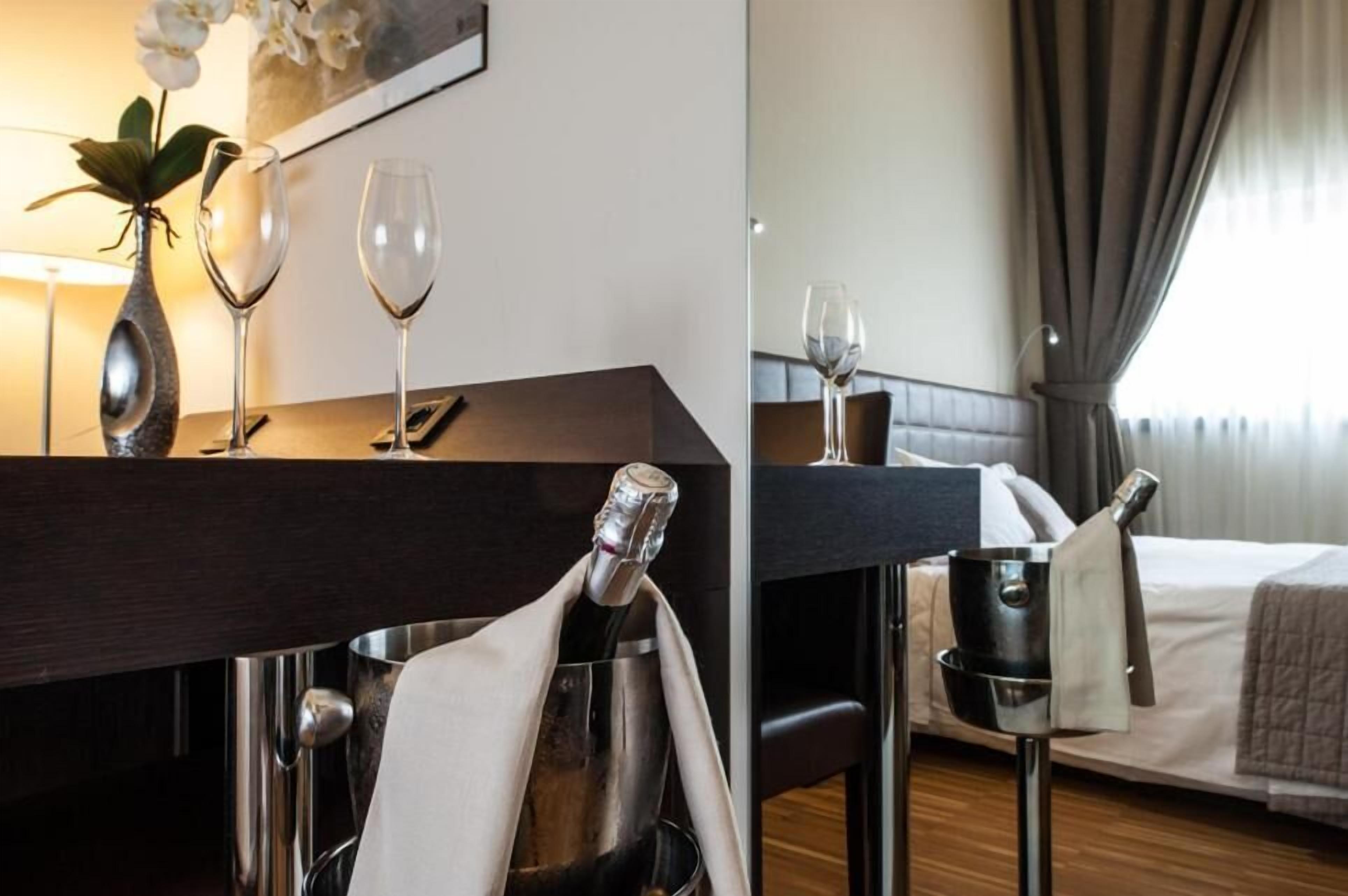 Minibar, coffres-forts dans les chambres, bureau