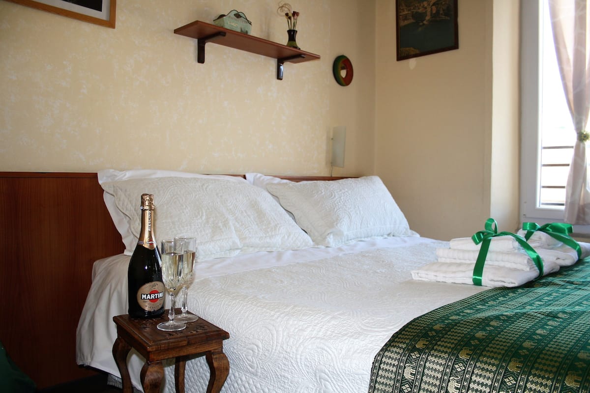Chambre Double | Bureau, lits bébé (en supplément), Wi-Fi gratuit, draps fournis
