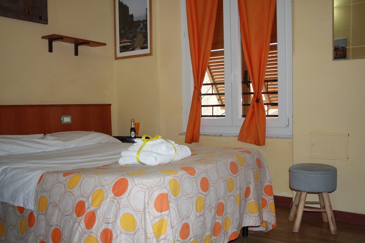 Chambre Simple | Bureau, lits bébé (en supplément), Wi-Fi gratuit, draps fournis