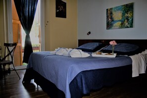 Een bureau, babybedden (toeslag), gratis wifi, beddengoed