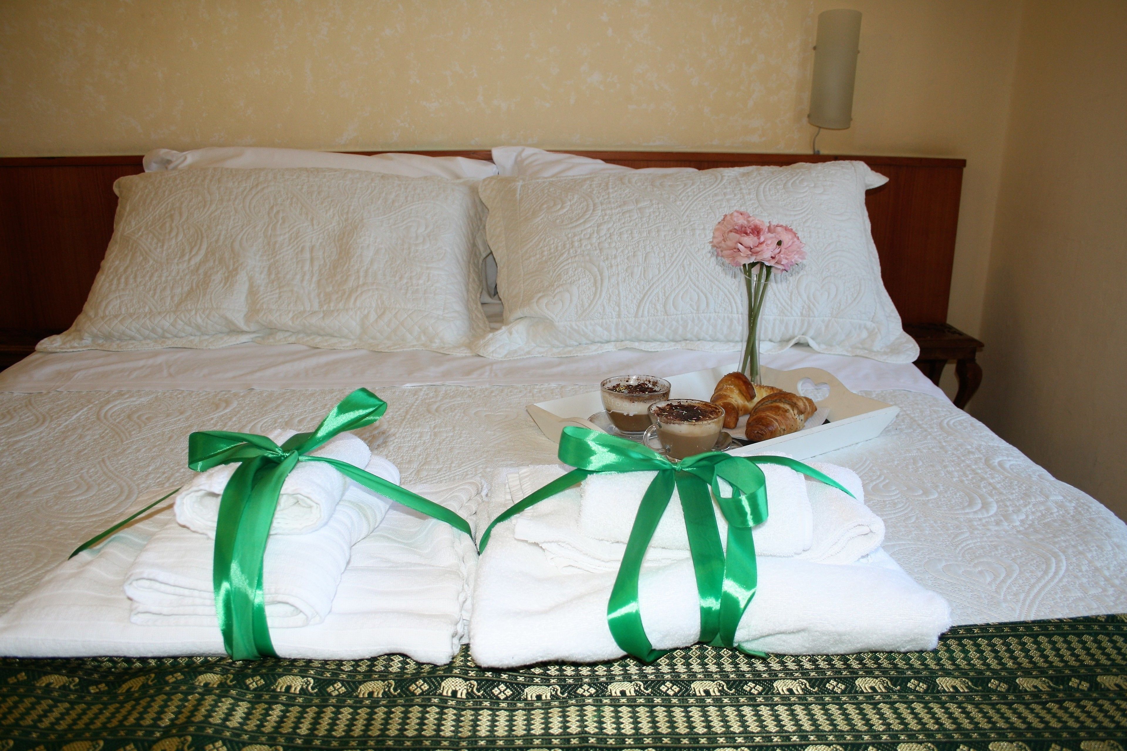 Escritorio, cunas, wifi gratis y ropa de cama 