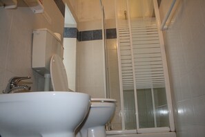 Articles de toilette gratuits, sèche-cheveux, serviettes fournies