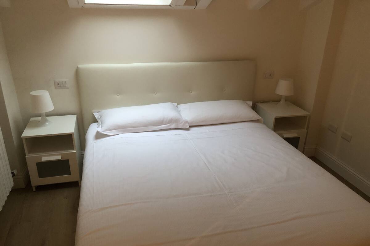 Luxe studio suite | Badkamer | Gratis toiletartikelen, een haardroger, een bidet, handdoeken