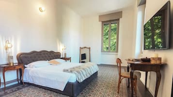 Quadrupla Deluxe | Una scrivania, insonorizzazione, ferro/asse da stiro, Wi-Fi gratuito