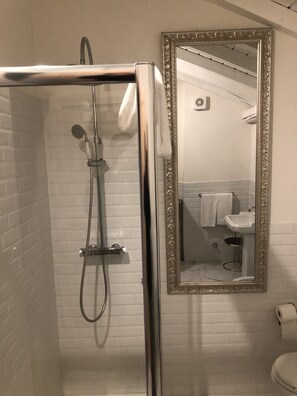 Luxury-Studiosuite | Badezimmer | Kostenlose Toilettenartikel, Haartrockner, Bidet, Handtücher