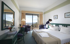 Safe på rommet, skrivebord, strykejern/-brett og barnesenger (inkludert)