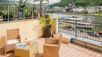 Doppelzimmer, Balkon, Flussblick | Terrasse/Patio
