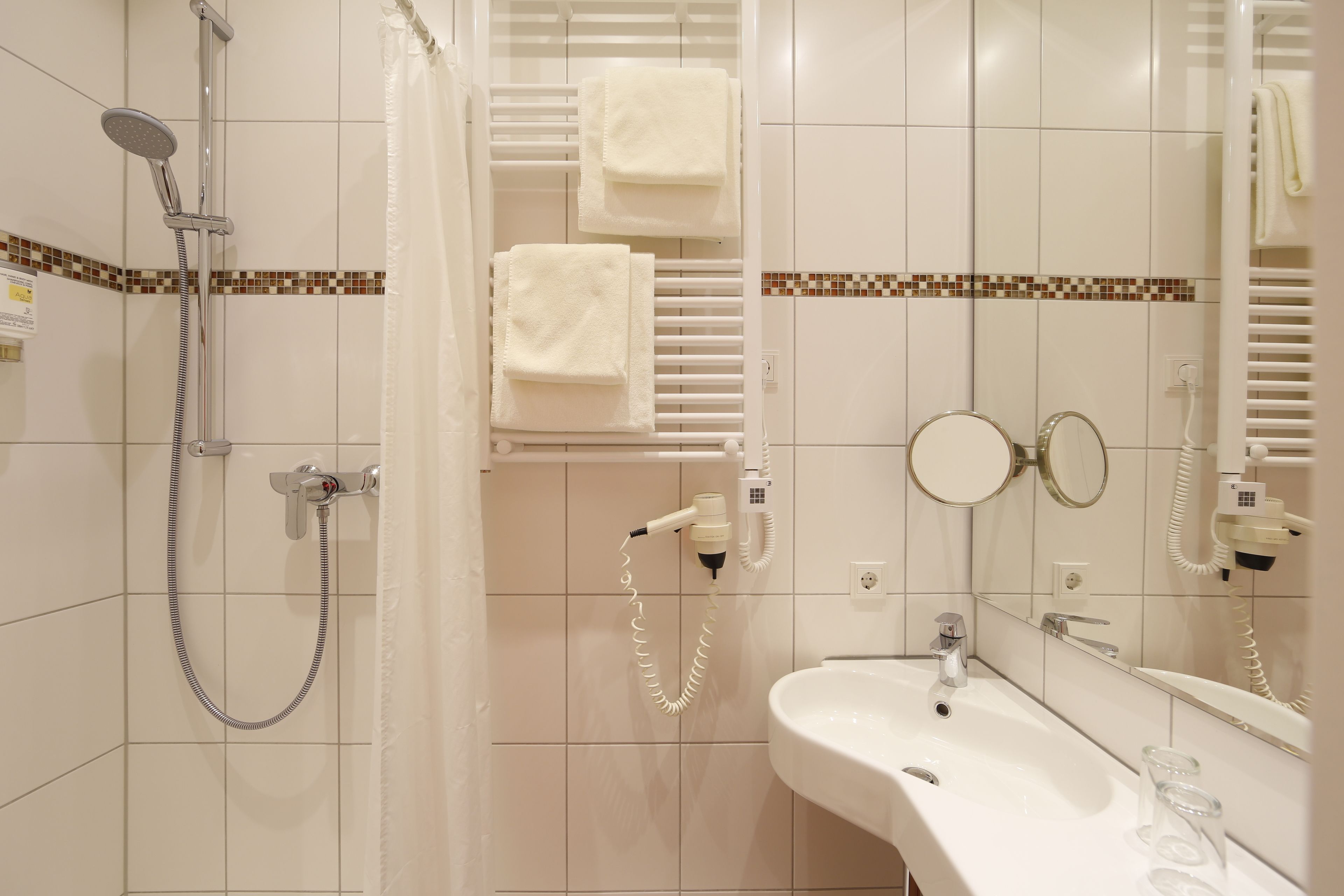 double room | bathroom | shower, free toiletries, hair dryer, towels