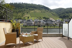 Tweepersoonskamer, balkon, uitzicht op rivier | Terras