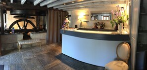 Lounge - Hôtel & Restaurant Le Moulin de Chaméron, The Originals Relais (Relais du Silence) (Bannegon)