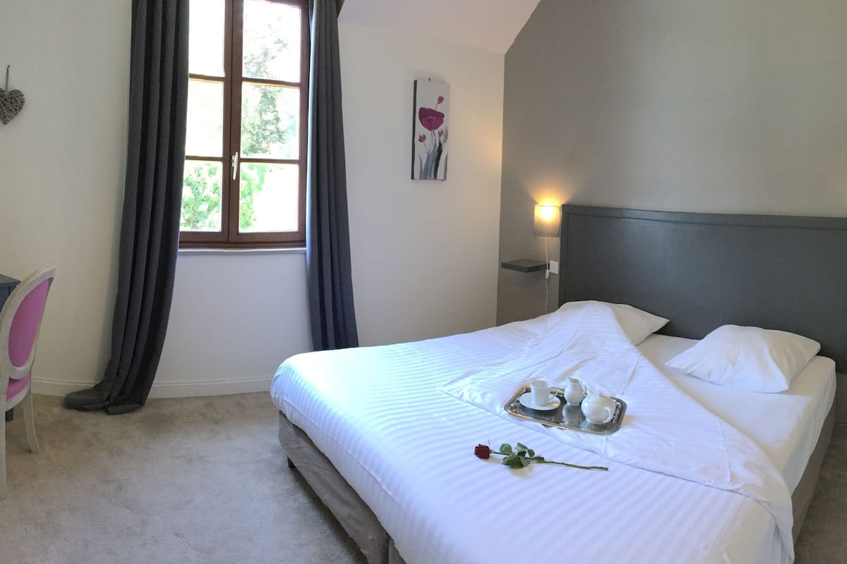 Quarto casal superior | Roupas de cama premium, cortinas blackout, ferros/tábuas de passar roupa