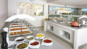 Montaje de bufé con diversos alimentos y acompañamientos.