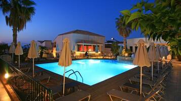 Outdoor pool, pool umbrellas, sun loungers