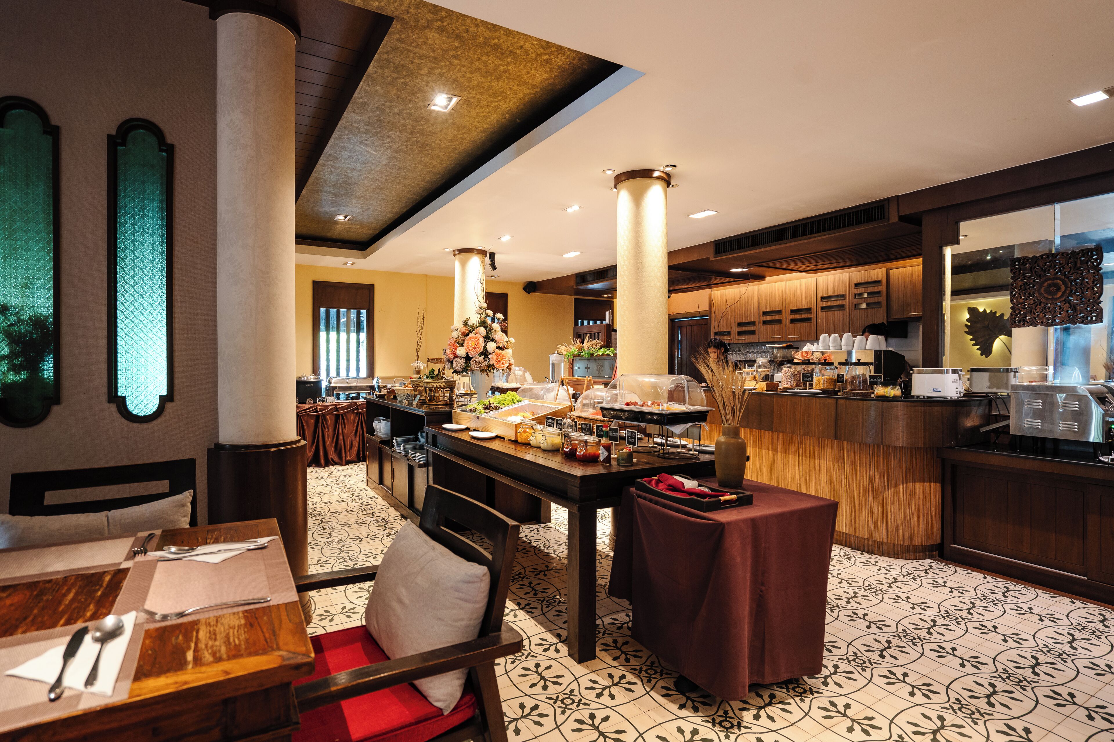 Daily continental breakfast (THB 400 per person)