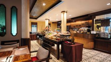 Desayuno continental diario (THB 400 por persona)